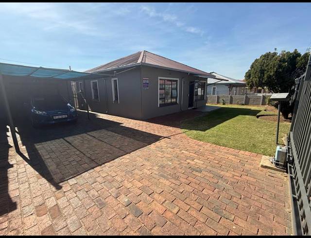 3 BEDROOM HOUSE FOR SALE IN SOUTH HILLS